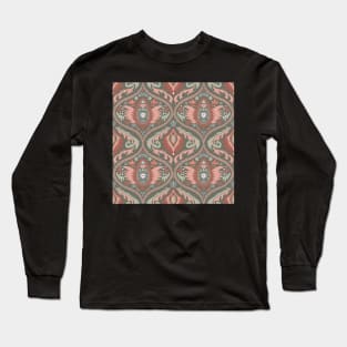 Classic ogee pattern with tendrils rust red and old pink on green Long Sleeve T-Shirt